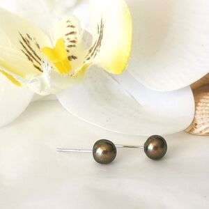 Nwt peacock khaki green freshwater pearl stud earrings 6mm
